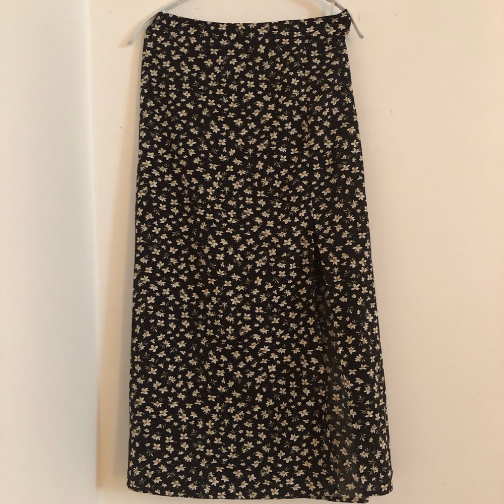 Shein Stylish Ditzy Floral Front Thigh Cut/Side Cut Skirt
Size-4
Condition -New
